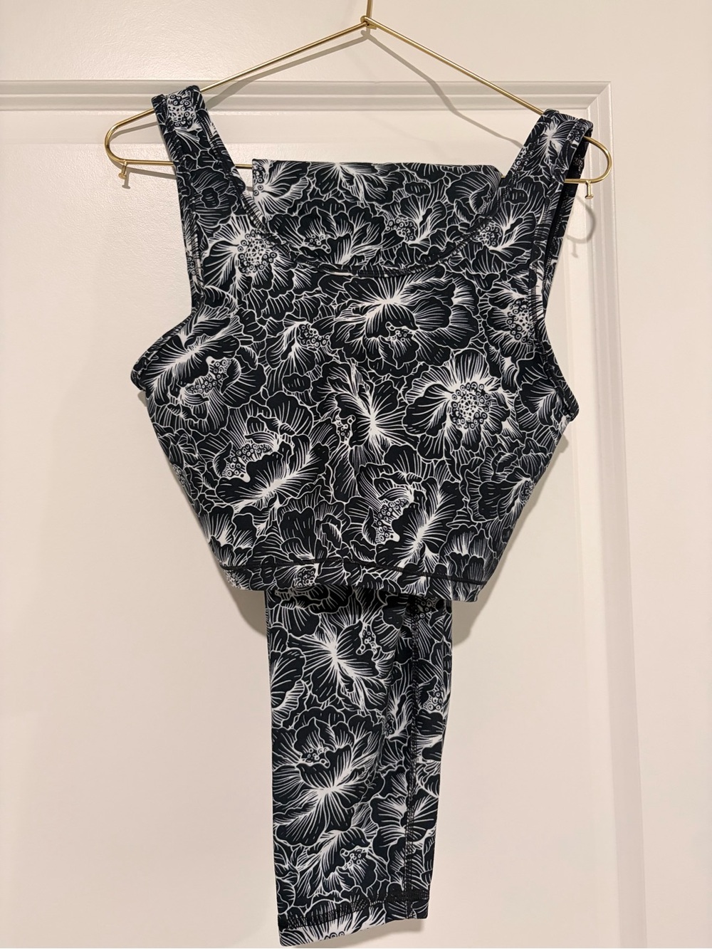 Fabletics Marika Black & White Floral Sporta Bra & Leggings Set